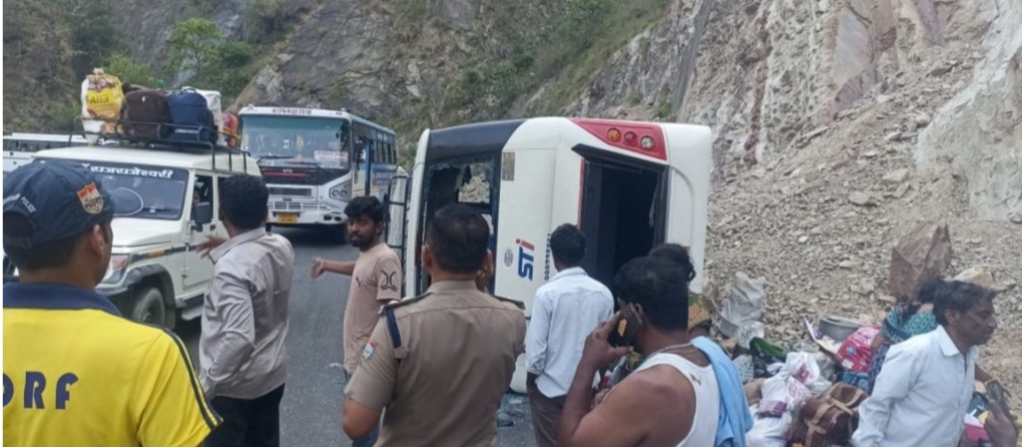 बद्रीनाथ राष्ट्रीय राजमार्ग कौड़ियाला के पास यात्रियों से भरी बस अनियंत्रित होकर पलटी, कई यात्री घायल