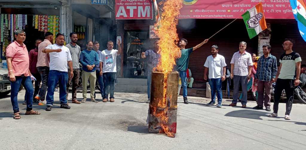 जिला अस्पताल की अव्यवस्था पर कांग्रेस का जताया आक्रोश, विरोध में फूंका पुतला