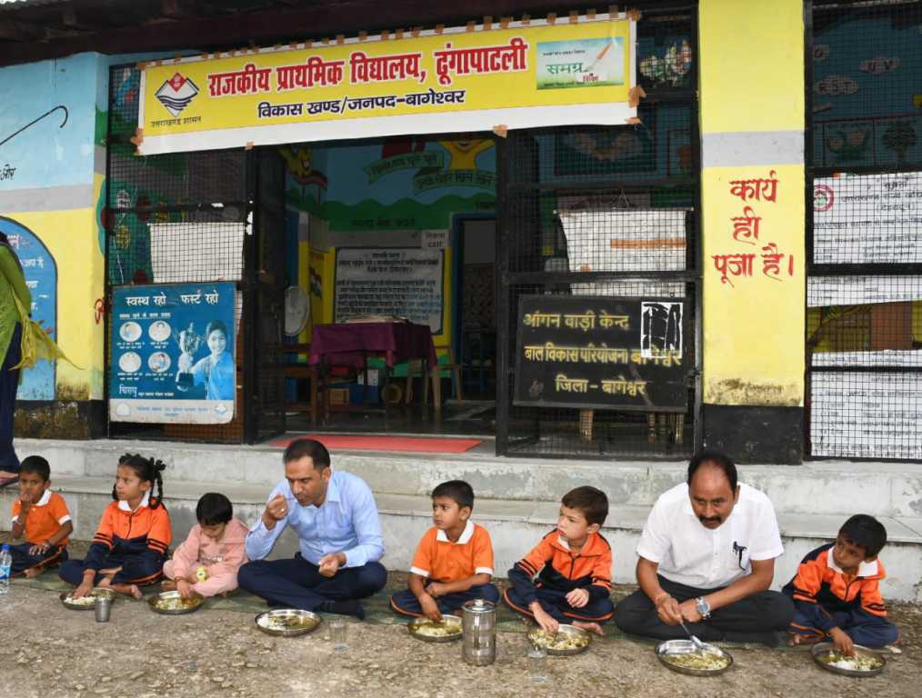 डीएम ने किया स्कूल का औचक निरीक्षण, मिड डे मील की गुणवत्ता जांची